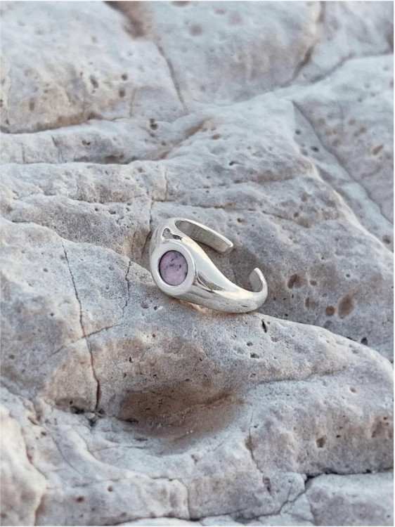 Signet ring for woman with pink natural stone