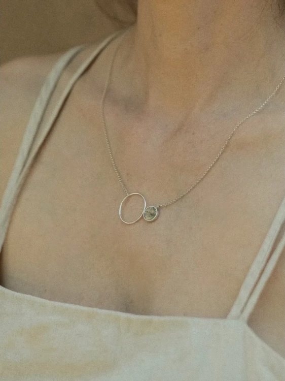 Silver necklace with dendrite stone worn by a woman – minimalist natural stone jewellery by Kamena.