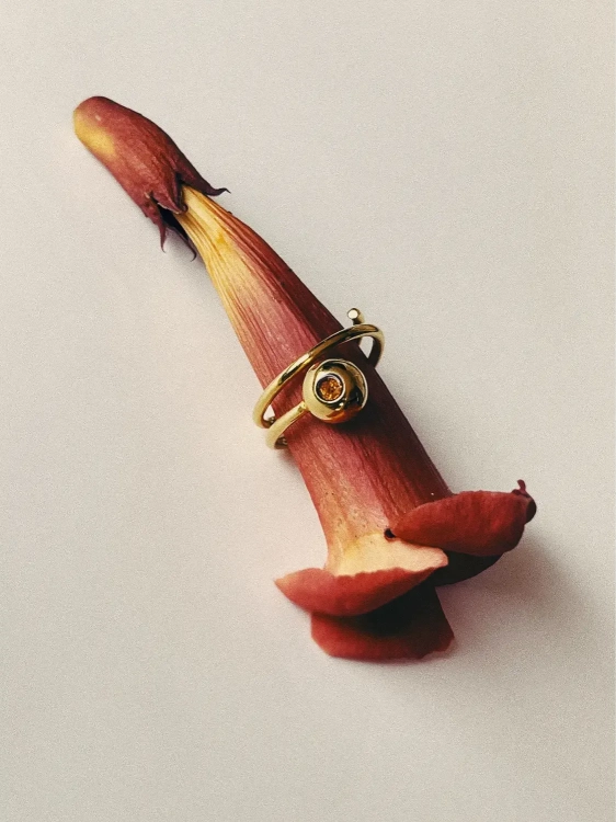 Sculptural gold-plated spiral ring with sphere incrusted with Baltic amber