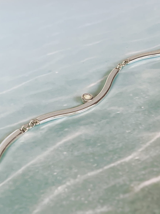 Sterling silver choker with amber inspired by the movement of waves