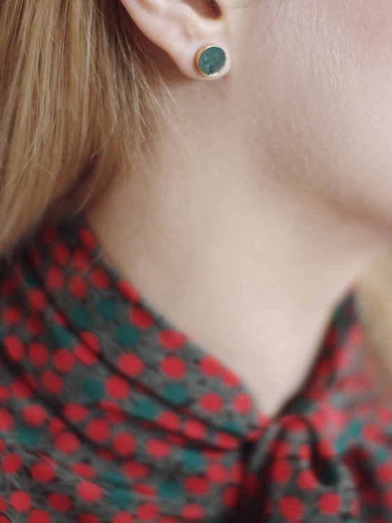 Elegant 14k gold stud earrings with green stone