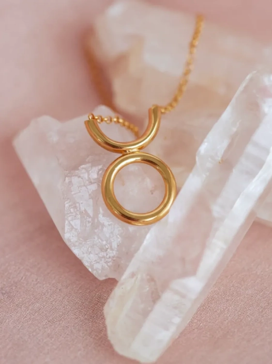 Mountain crystal pendant in gold-plated silver, close-up detail