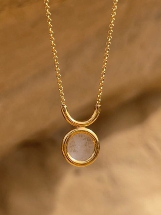 Minimalist gold-plated necklace with mountain crystal