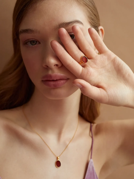 Gold-plated Baltic amber necklace as a meaningful gift