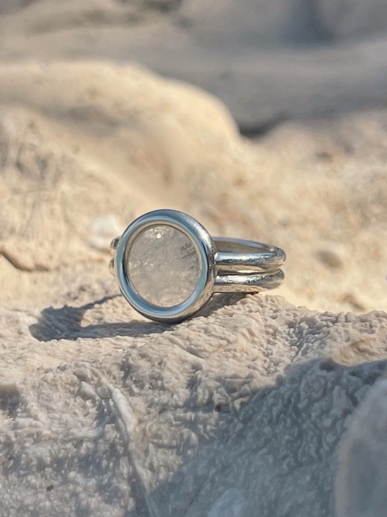 Sterling silver ring with mountain crystal from the Etru collection
