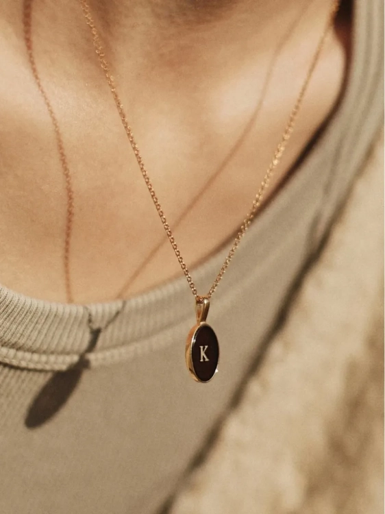 Naszyjnik literka E.webp