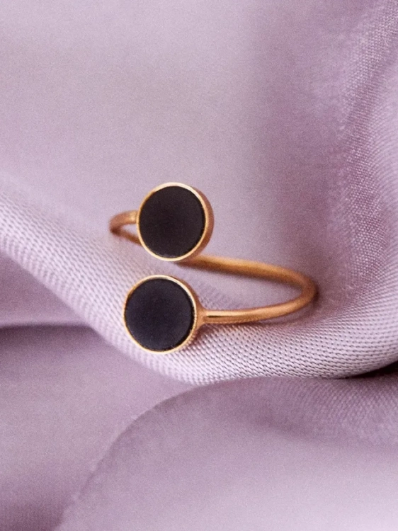 Gold-plated ring with black chocolate flint stones, close-up