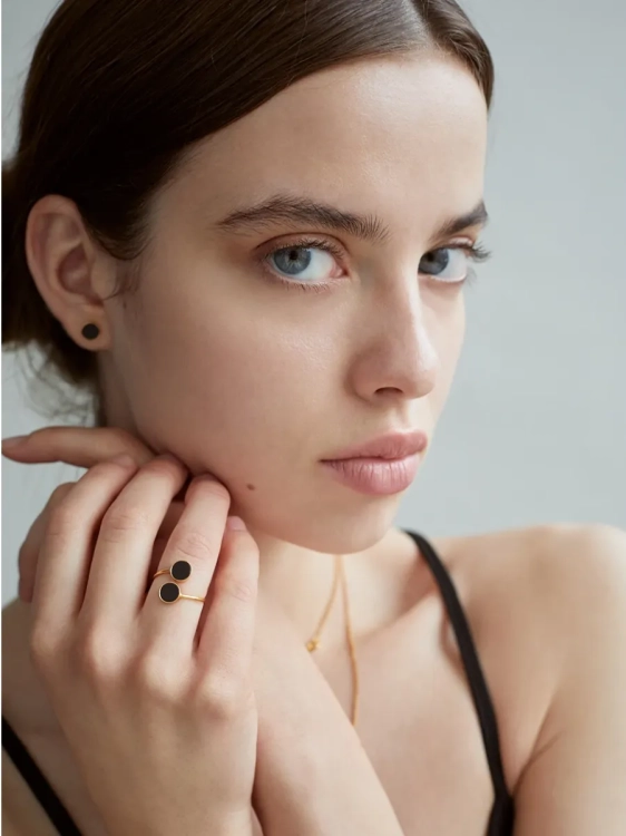 Minimalist gold-plated stud earrings with chocolate flint