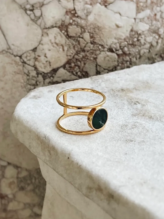 Modern gold ring with green nephrite gemstone – elegant double band design