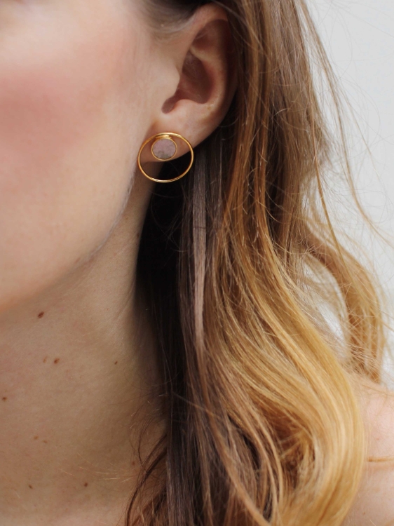 Geometric circle earrings in gold with pink